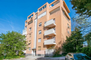 Apartments with a parking space Split - 22909
